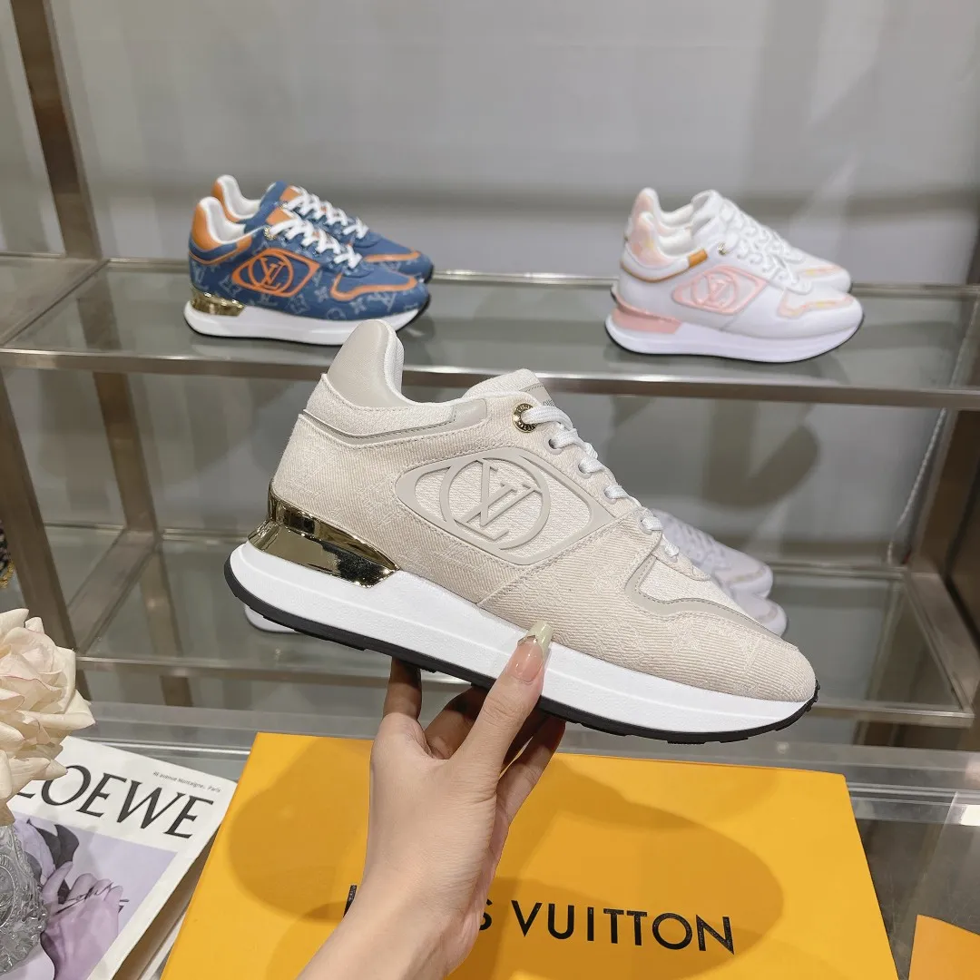 [L Family] P: 760💰Size 35-42 for women, 39-46 for men, (41.42 for women, 45.46 for men, customized) .LV Donkey Brand 🔥🔥LOUIS VUITTON Louis Vuitton's official website synchronizes the 2025 autumn and winter couple's models, which are now on the market, this Neo Run Away sneakers are inspired by running shoes, integrating LV's iconic must-have shoes into the trend. This version is a 1:1 replica of the original version. It is made of two-tone calfskin to highlight its simple lines and unique wedge outsole. Key details include the LV initials on the side and an engraved gold heel stabilizer on the back plus a 2cm hidden insole.